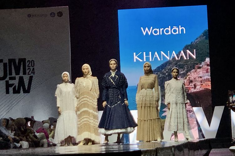 Koleksi busana modest Khanaan di JMFW 2024