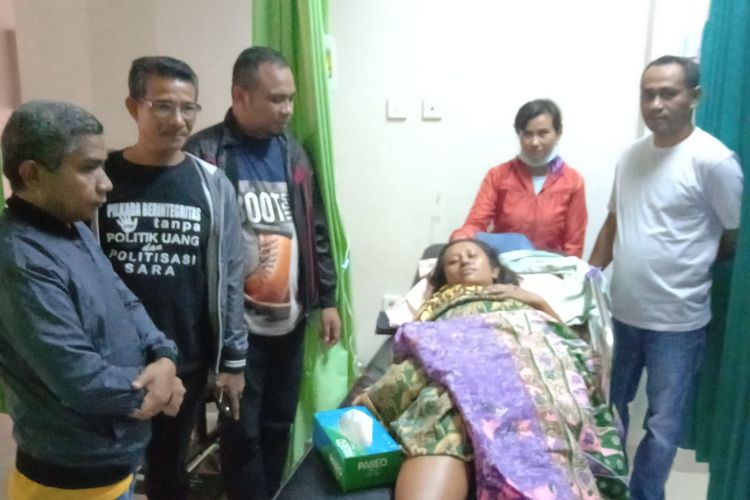 Komisioner Bawaslu NTT Jemris Fointuna, saat membesuk Yunike Alviona Ndun, di RSUD Baa, Kabupaten Rote Ndao, Nusa Tenggara Timur, Minggu (28/4/2019)