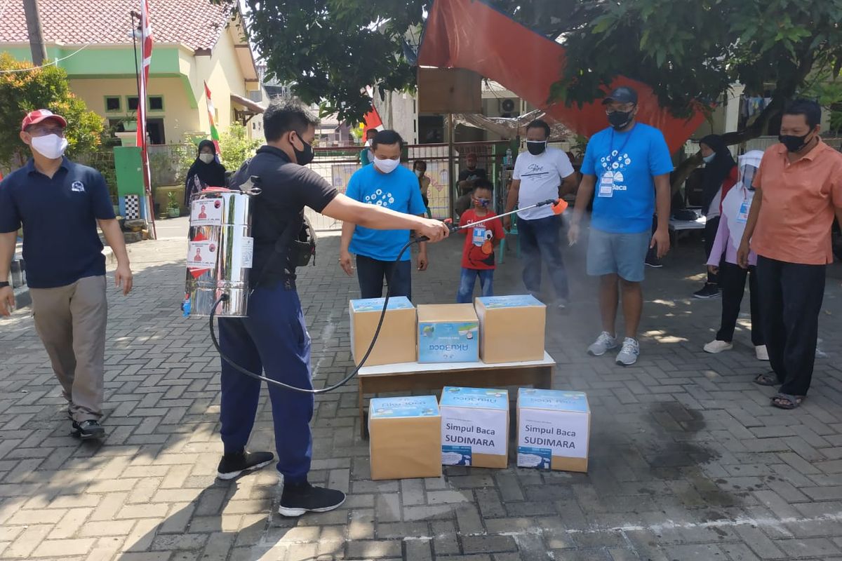 CSR Kompas Gramedia lewat gerakan literasi nasional #Aku Baca memberikan dukungan kepada program ?Kampung Belajar New Normal? di wilayah RT 007 RW 002 Kelurahan Sudimara Pinang, Kecamatan Pinang, Kota Tangerang dengan dengan tetap menjalankan protokol kesehatan (17/6/2020).