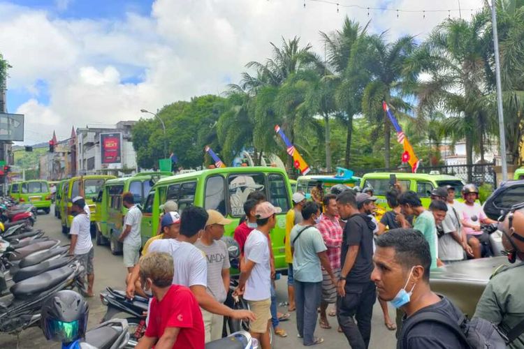 Ratusan sopir angkot di Kota Ambon menggelar aksi mogok di perempatan Al Fatah Kota Ambon untuk memprotes kelangkaan premium, Kamis (26/8/2021)
