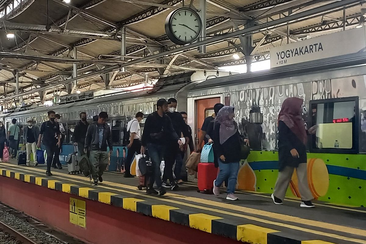 Suasana stasiun Yogyakarta pada Jumat (14/4/2023). Simak daftar tarif khusus KA rute Yogyakarta-Surabaya terbaru 2023.