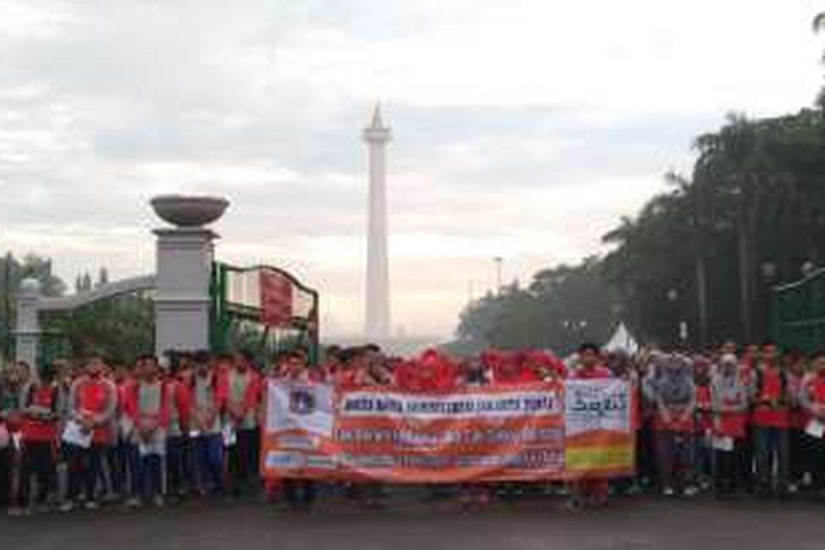 Ribuan pelajar dan mahasiswa yang mendapatkan beasiswa dari Bazis dan Pemprov DKI Jakarta lakukan aksi jalan sehat dalam Hari Bebas Kendaraan Bermotor, Minggu (20/3/2016). 