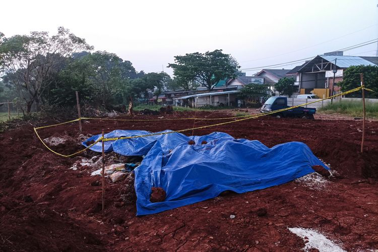 Lokasi dugaan penimbunan sembako bantuan presiden di Lapangan KSU, Sukmajaya, Kota Depok, Senin (1/8/2022). Beras bantuan sosial tersebut ditimbun di Depok, diduga dipendam 2 tahun lalu saat awal Covid-19 di Indonesia.