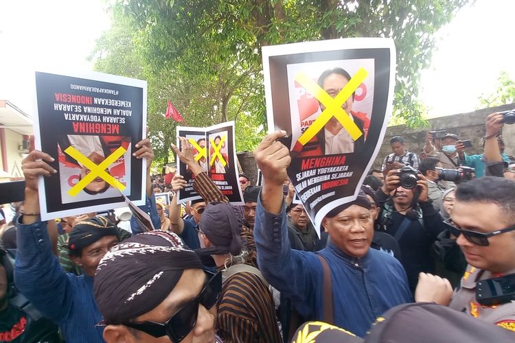 Sejumlah masyarakat Yogyakarta tergabung dalam Paman Usman mengenakan pakaian Jawa geruduk kantor DPW PSI DIY, Senin (4/12/2023)