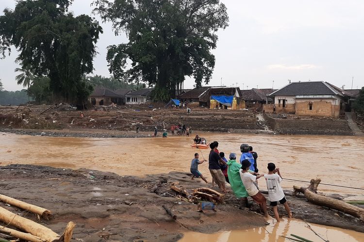 Korban Banjir Bandang di Kampung Somang, Kecamatan Sajira, Kabupaten Lebak dievakuasi menggunakan perahu karet lantaran jembatan putus Kamis (2/1/2020)