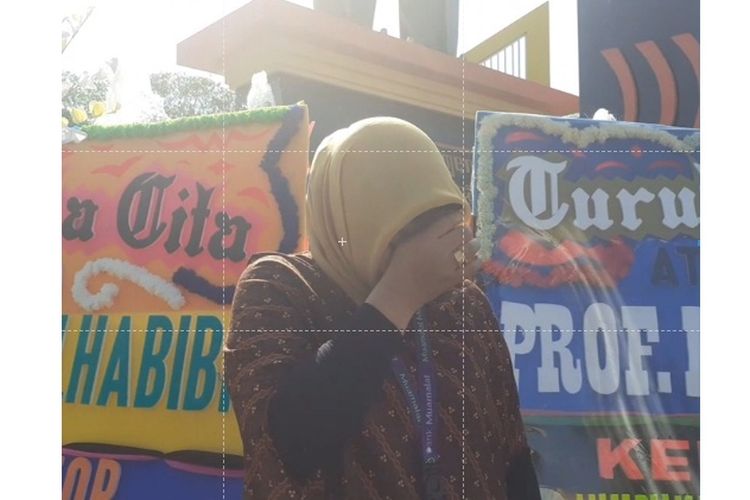 Warga menangis di depan karangan bunga di Monumen Cinta Habibie Ainun di Alun-alun Kota Parepare, Sulsel, Kamis (12/9/2019). 