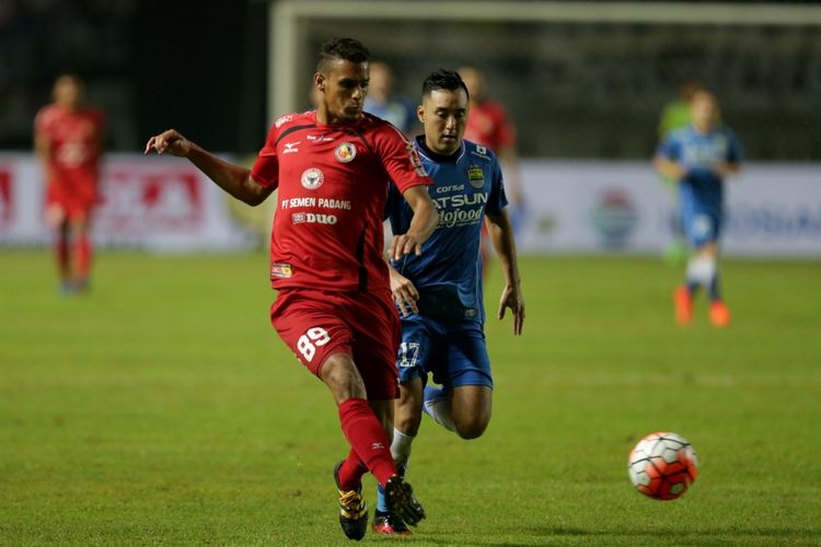 Pemain Persib Bandung Shohei Matsunaga (kanan) berebut bola dengan pemain PS Semen Padang Cassio Fransisco De Jesus pada pertandingan perebutan tempat ketiga Piala Presiden 2017 di Stadion Pakansari, Sabtu (11/3/2017). Persib keluar sebagai juara ketiga setelah menang dengan skor 1-0.