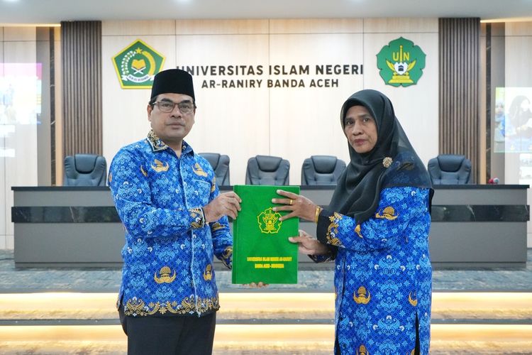 Rektor UIN Ar-Raniry, Prof Mujiburrahman (kiri), menyerahkan surat Keputusan Menteri Agama (KMA) bagi Guru Besar rumpun ilmu agama periode Oktober 2025, kepada Prof Juwaini sebagai Guru Besar Bidang Filsafat Islam Klasik.