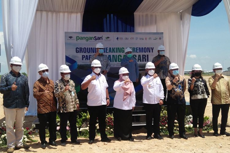 Gubernur Jawa Timur Khofifah Indar Parawansa berfoto bersama Bupati dan Wakil Bupati Gresik serta manajemen perusahaan Pangansari usai acara ground breaking, Rabu (31/3!2021)