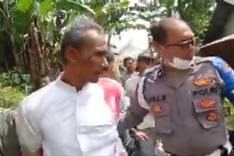 Tangkapan layar rekaman video saat YH (54) Terduga pelaku pemerkosaan kepada perempuan tuna netra di Pasuruan saat diamankan polisi dan diarak warga.