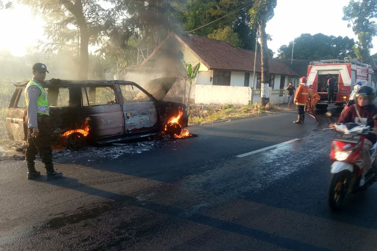 Mobil terbakar di jalan raya Kediri-Blitar tepatnya di Desa Ringinsari Kecamatan Kandat, Kabupaten Kediri, Jawa Timur, Minggu (2/8/2020).