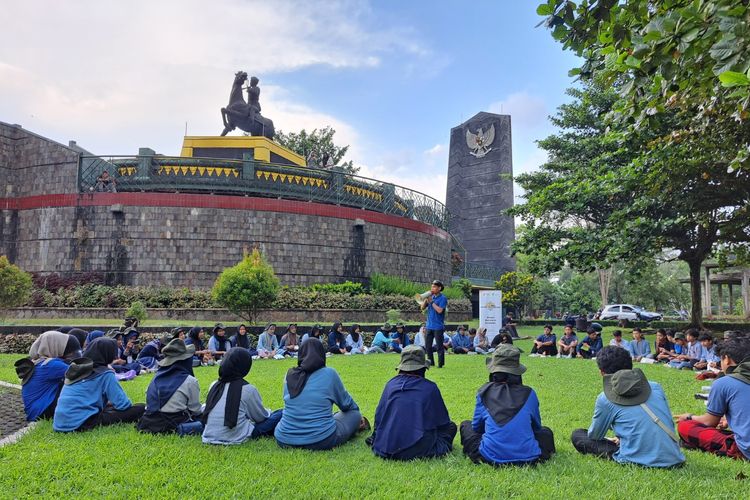 LPM Dompet Dhuafa gelar Young Traveling Bahagia Menjelajah Keragaman bersama 60 anak yatim yang berasal dari Jabodetabek mengunjungi beragam destinasi wisata di Purwokerto, Jawa Tengah, pekan lalu.