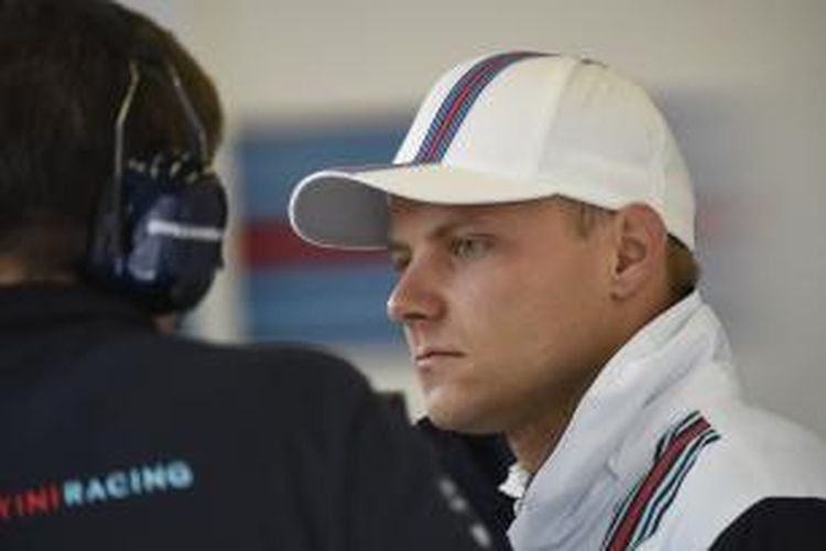 Pebalap Williams asal Finlandia, Valtteri Bottas (kanan), berbicara dengan kru di pit Sirkuit Spa-Francorchamps pada sesi latihan kedua GP Belgia, Jumat 922/8/2014).