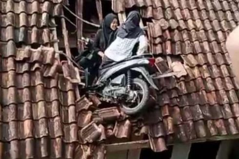 Video Dua Bocah Kecelakaan Naik Motor, Terperosok ke Atap Rumah Warga