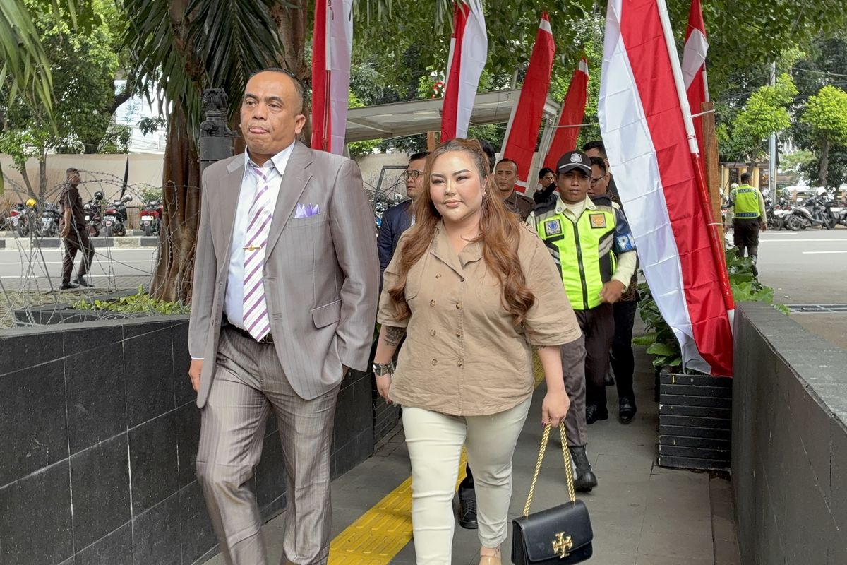 Selebgram Lisa Mariana Presley Zulkandar memenuhi panggil Komisi Pemberantasan Korupsi (KPK) di Gedung Merah Putih, Jakarta, Jumat (22/8/2025).
