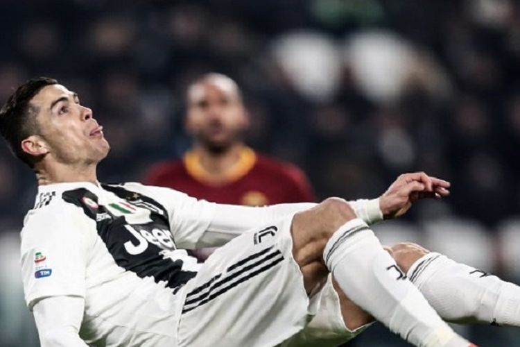 Cristiano Ronaldo mencoba melakukan tendangan akrobatik dalam laga Juventus vs AS Roma di Stadion Allianz pada lanjutan Liga Italia, 22 Desember 2018. 
