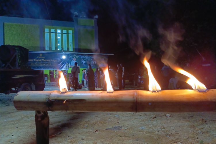 Cahaya obor menerangi Masjid Baiturrahman, pusat pelepasan pawai takbir keliling di Ibu Kota Nusantara (IKN), Selasa (9/4/2024).