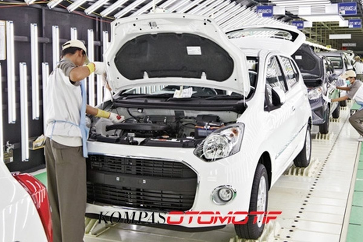 Proses perakitan mobil Daihatsu di Karawang