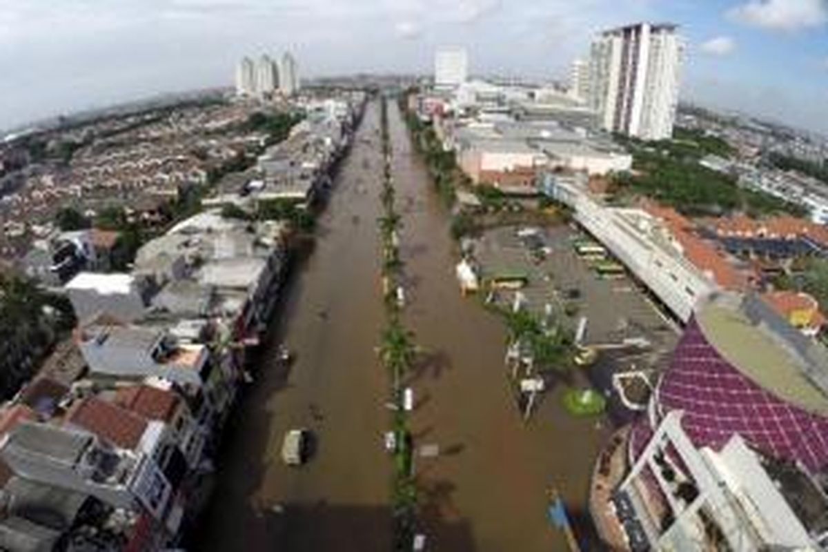 Banjir menggenangi Jalan Boulevard Raya, Kelapa Gading, Jakarta Utara, Selasa (10/2/2015). Jakarta menghadapi masalah penurunan muka tanah. Kondisi itu diperparah oleh semakin minimnya daerah resapan air yang diganti dengan hunian dan gedung-gedung pencakar langit.