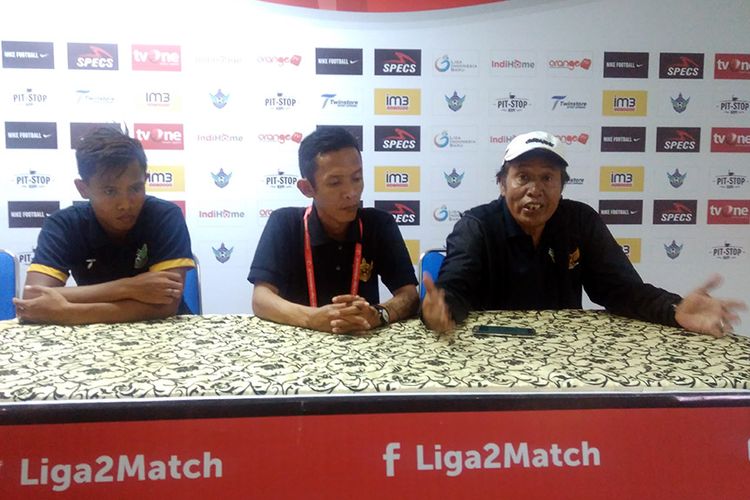 Pelatih Persegres Gresik United Sanusi Rahman (kanan) bersama Wismoyo Widhistio (kiri), usai laga kontra Martapura FC.