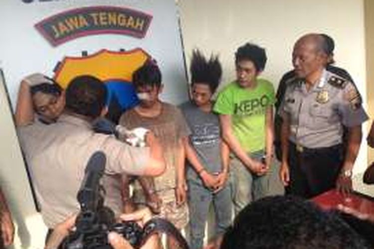 Tiga orang pelaku begal ditangkap Mapolrestabes Semarang, Senin (26/9/2016). Pelaku ini telah beraksi 13 kali dengan menyasar para pengendara yang berteduh karena kehujanan.