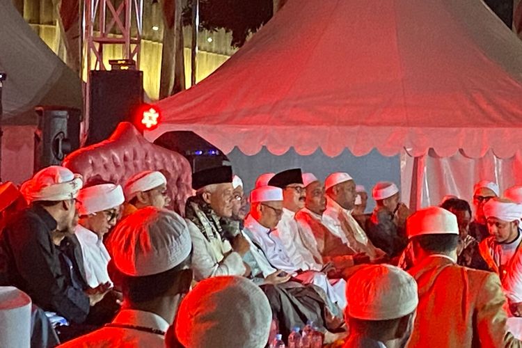 Capres nomor urut 3 Ganjar Pranowo menghadiri tablig akbar yang diselenggarakan Majelis Taklim Nurul Musthofa di kawasan Plaza Barat Gelora Bung Karno (GBK), Jakarta Pusat, Sabtu (27/1/2024).