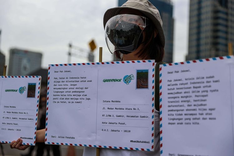 Aktivis dari Greenpeace melakukan aksi damai dengan membawa 1000 kartu pos dari masyarakat di seluruh Indonesia kepada Presiden Joko Widodo di Kawasan Patung Kuda, Jakarta Pusat, Rabu (10/11/2021). Kartu Pos tersebut berisikan informasi kesan dan pesan agar pemerintah benar-benar melihat dampak perubahan iklim terhadap tempat tinggal dan ekosistem mereka.