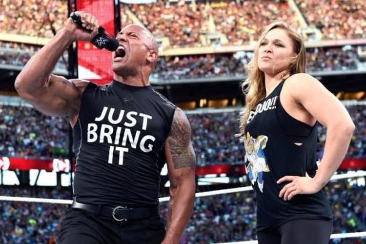 Ronda Rousey (kanan) dan Dwayne Johnson (The Rock)