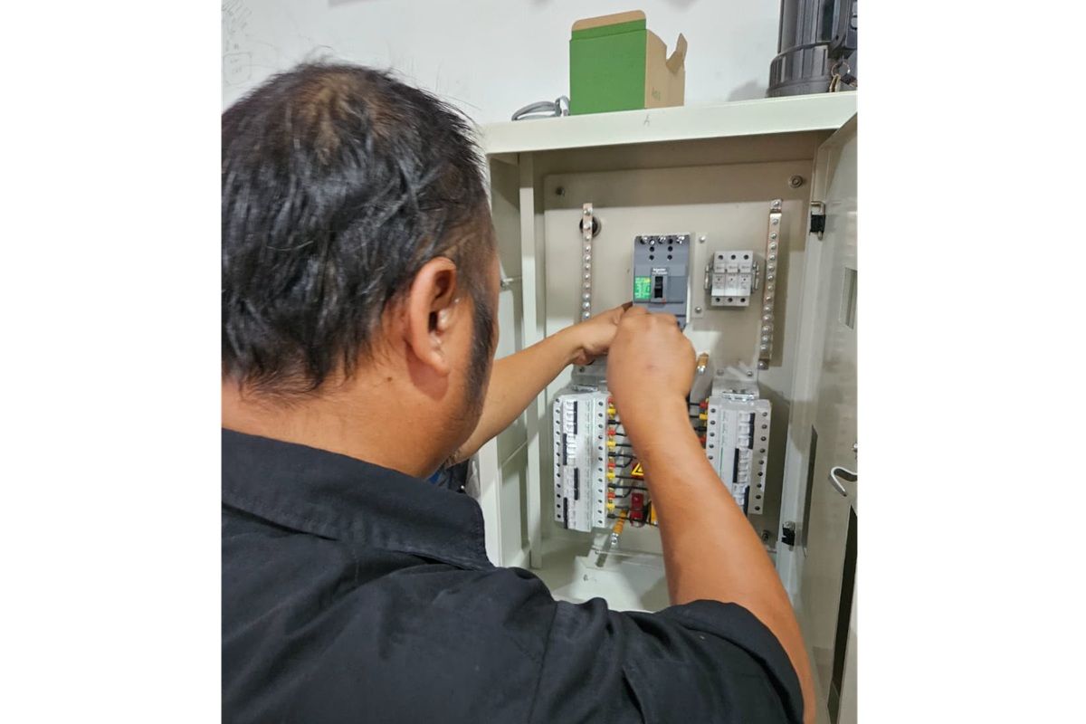 Teknisi PT Robust Multilab Solusindo mengecek sistem kelistrikan secara berkala untuk memastikan keandalan operasional.