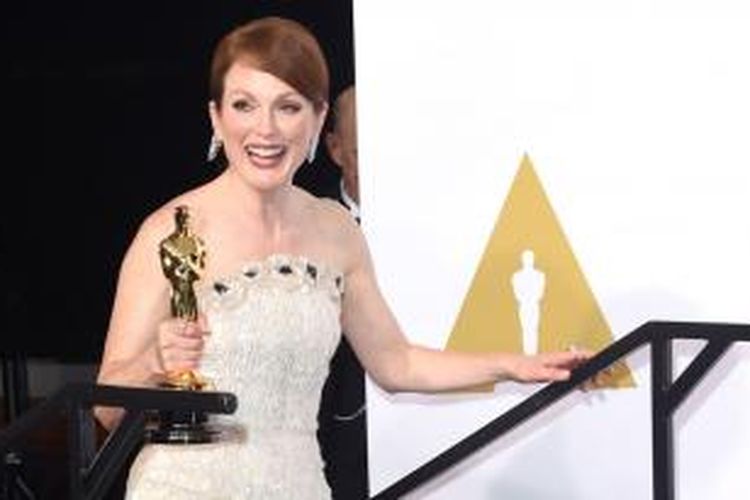 Julianne Moore meraih penghargaan Best Actress in a Leading Role dalam Academy Awards atau Oscar 2015 berkat aktingnya dalam film Still Alice. Ia diabadikan di ruang pers Dolby Theatre, Hollywood, California, AS, Minggu (22/2/2015) malam waktu setempat. 