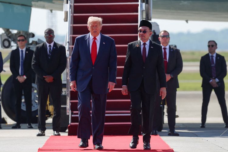 Perdana Menteri Malaysia Anwar Ibrahim menyambut Presiden AS Donald Trump pada pemberhentian pertama kunjungannya ke Asia, di Bandara Internasional Kuala Lumpur di Sepang, Malaysia, 26 Oktober 2025.