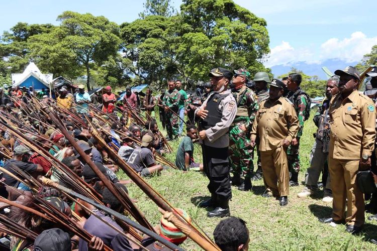 Aparat keamanan bersama unsur Forkompinda Jayawijaya dan Lanny Jaya tengah menemui massa dari warga Lanny Jaya yang bertikai dengan warga Nduga, di Distrik Wouma, Kabupaten Jayawijaya, Papua, Senin (10/1/2022)