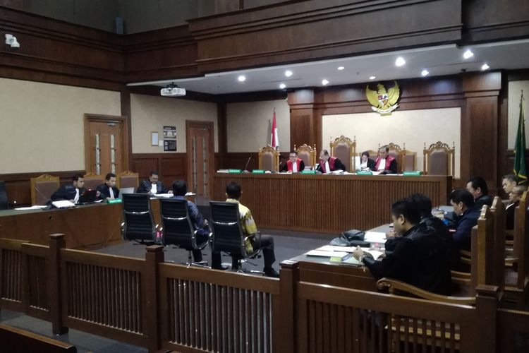 Sidang pemeriksaan saksi untuk mantan Direktur Utama PT INTI Darman Mappangara dan mantan Dirkeu AP II Andra Y Agussalam. Darman dan Andra merupakan terdakwa kasus dugaan suap terkait pengadaan semi BHS di sejumlah bandara yang ada di bawah naungan PT AP II.