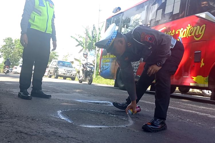 Banyaknya lubang jalan di Kabupaten Purworejo menjadi salah satu faktor tingginya angka kecelakaan. Salah satunya seperti yang terpantau di sepanjang jalan Purworejo-Magelang dan sejumlah jalan lainnya. 