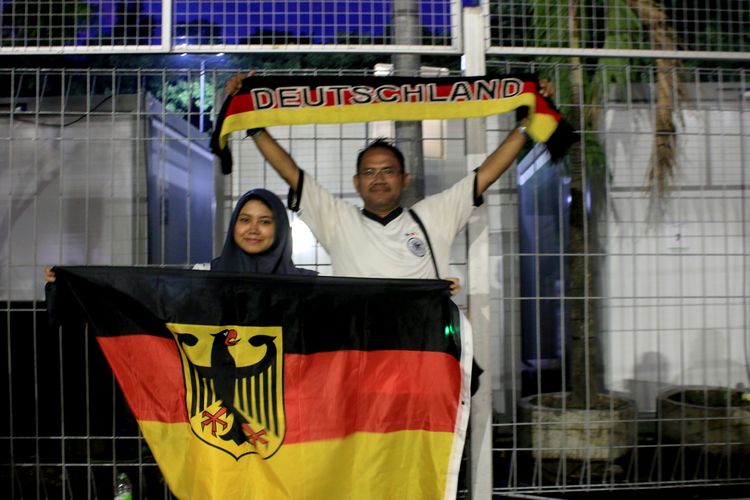 Yoga bersama anaknya mendukung Timnas Jerman saat laga semifinal Piala Dunia U17 2023 Indonesia yang berlangsung di Stadion Monahan Solo, Selasa (28/11/2023) sore. 