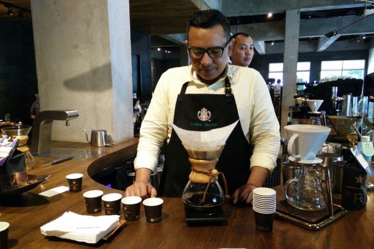Mirza Luqman dari Starbucks Indonesia saat menjelaskan cara membuat kopi dengan berbagai metode