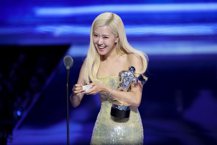 Rose Blackpink Menang Song of The Year MTV VMA 2025, Ini Detail Gaunnya