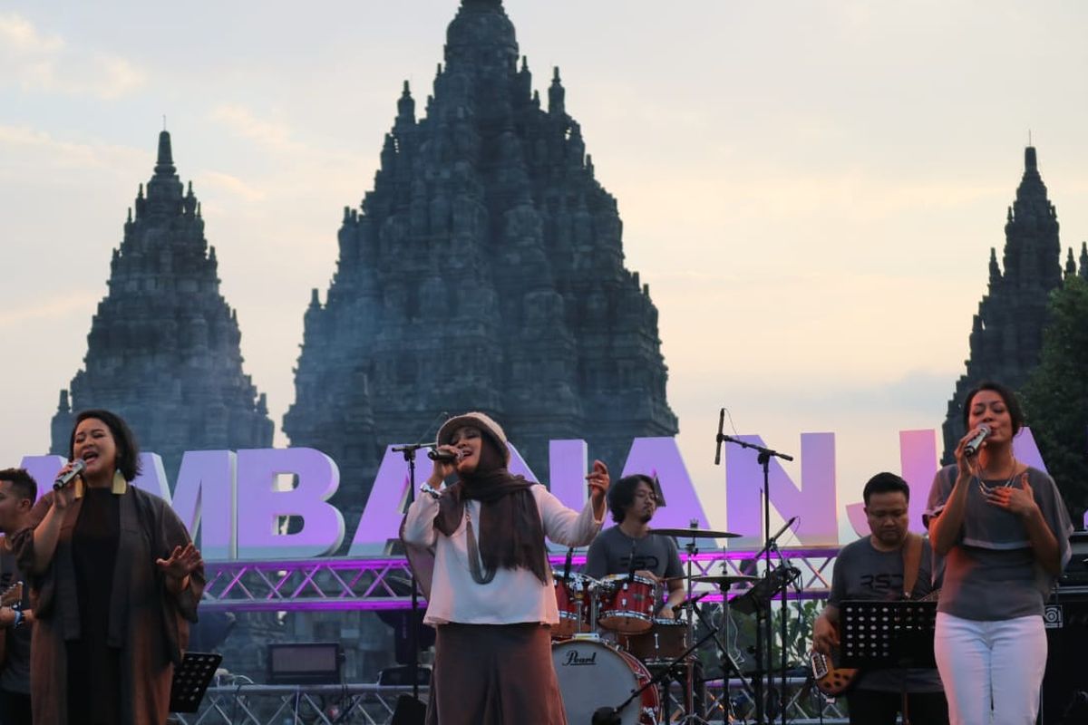 Rida Sita Dewi beraksi di panggung Prambanan Jazz hari kedua yang di gelar di Kompleks Candi Prambanan, Yogyakarta pada Sabtu (6/7/2019).