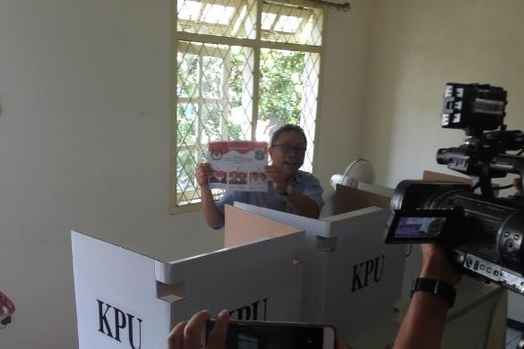Ketua MPR RI Zulkifli Hasan saat menggunakan hak di TPS 79 di bilangan Jalan Nusa Indah Raya Kompleks Cipinang Indah, Jakarta Timur, Rabu (15/2/2017).