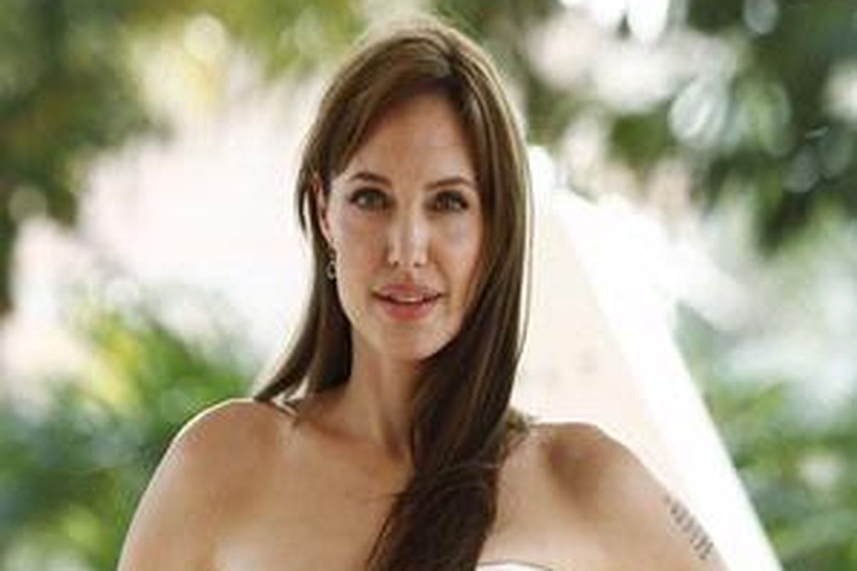 Actress Angelina Jolie poses during the launch of her movie "Salt" in Cancun June 30, 2010.