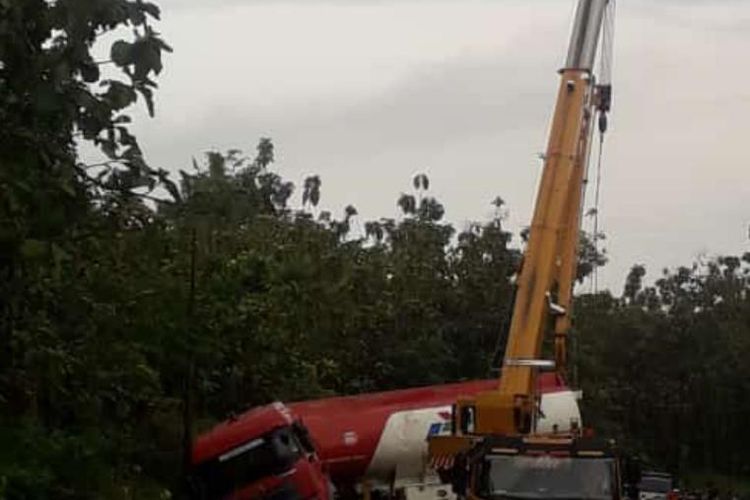 Sebuah truk tangki Pertamina terguling di Jalan Nasional Blora - Cepu, pada Senin (18/4/2022)