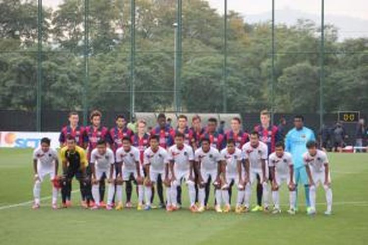 Para pemain Timnas U-19 (depan) dan Barcelona B berpose bersama sebelum menggelar laga uji coba di Ciutat Esportivo Joan Gamper, Rabu (24/9/2014). 