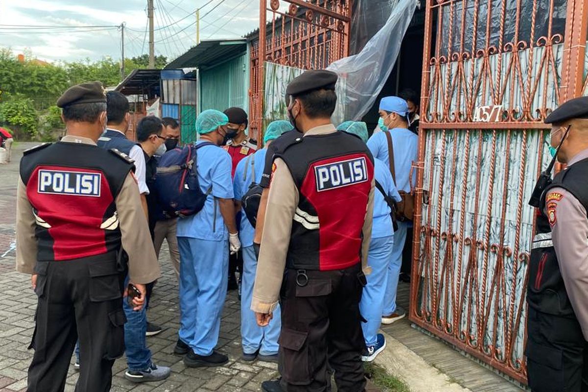 Polisi dan tim gabungan melakukan olah tempat kejadian perkara (TKP) di kawasan Kalideres, Jakarta Barat pada Rabu (16/11/2022). Upaya ini dilakukan guna menyelidiki kasus tewasnya satu keluarga secara misterius. 