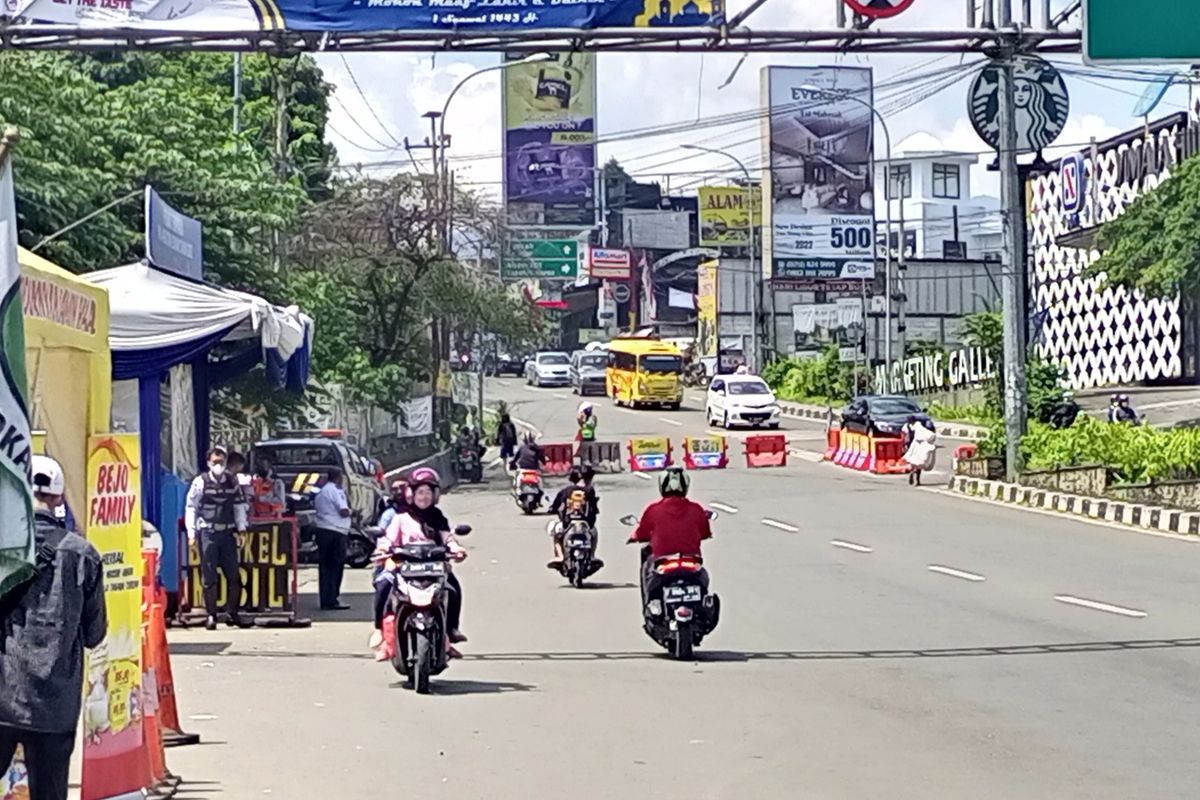 Situasi arus lalu lintas saat penerapan one way atau satu arah ke bawah di Puncak Bogor, Jawa Barat, Minggu (7/5/2022).