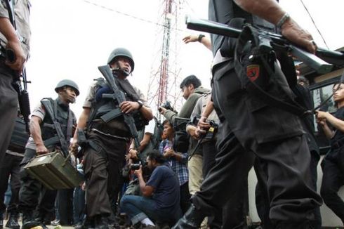 Ratusan Polisi dan Tentara Jaga Rumah Terduga Teroris Kebumen