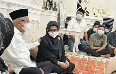Melayat ke Rumah Duka Menantunya, Wapres Ma'ruf Langsung Pimpin ...