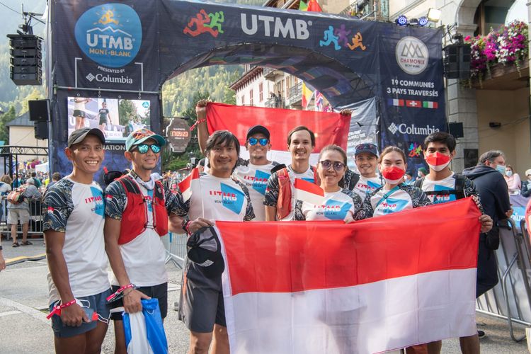 Fandhi Achmad (paling kiri) bersama para pelari gunung asal Indonesia saat tampil di event lari Ultra-Trail du Mont-Blanc di Perancis, 23-29 Agustus 2021. 
