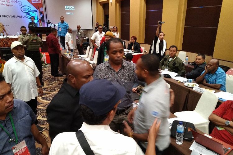 Saksi partai Gerindra, Yan Mandenas (baju abu-abu) dilerai oleh saksi Prpol lainnya usai mencoba mendekati Ketua KPU Yapen yang sebelumnya ia lempar menggunakan mic saat Rapat Pleno Terbuka tingkat Provinsi Papua, di Kota Jayapura, Selasa (14/05/2019)