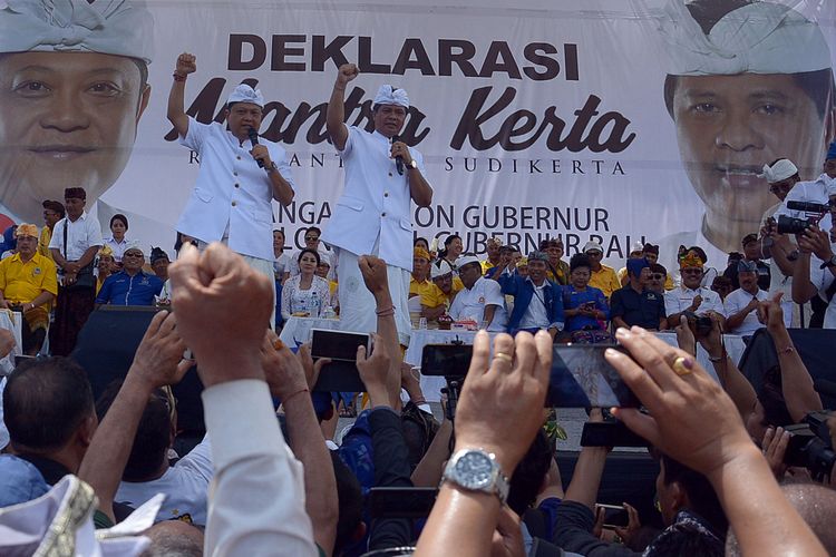 Bakal Calon Gubernur Bali Ida Bagus Rai Dharmawijaya Mantra (kiri) dan Calon Wakil Gubernur Bali Ketut Sudikerta berorasi di hadapan massa pendukung saat deklarasi sekaligus pendaftaran ke KPU Provinsi Bali, di Denpasar, Bali, Selasa (9/1/2018). Pasangan bakal calon Mantra-Kerta diusung Koalisi Rakyat Bali yang terdiri dari Partai Golkar, Demokrat, Gerindra, NasDem, PKS dan Perindo untuk maju dalam Pemilihan Kepala Daerah (Pilkada) Bali 2018.