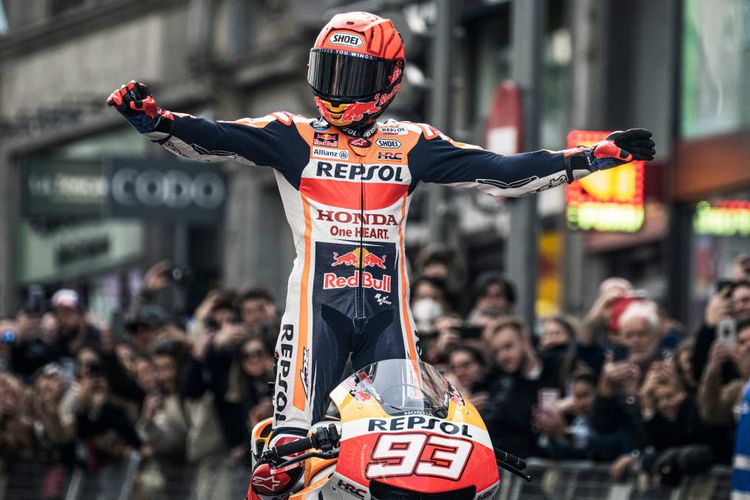 Pebalap MotoGP, Marc Marquez, saat melakukan konvoi di jalanan Kota Madrid dalam rangka acara peluncuran serial dokumenter terbarunya bertajuk All In, Minggu (19/2/2023).